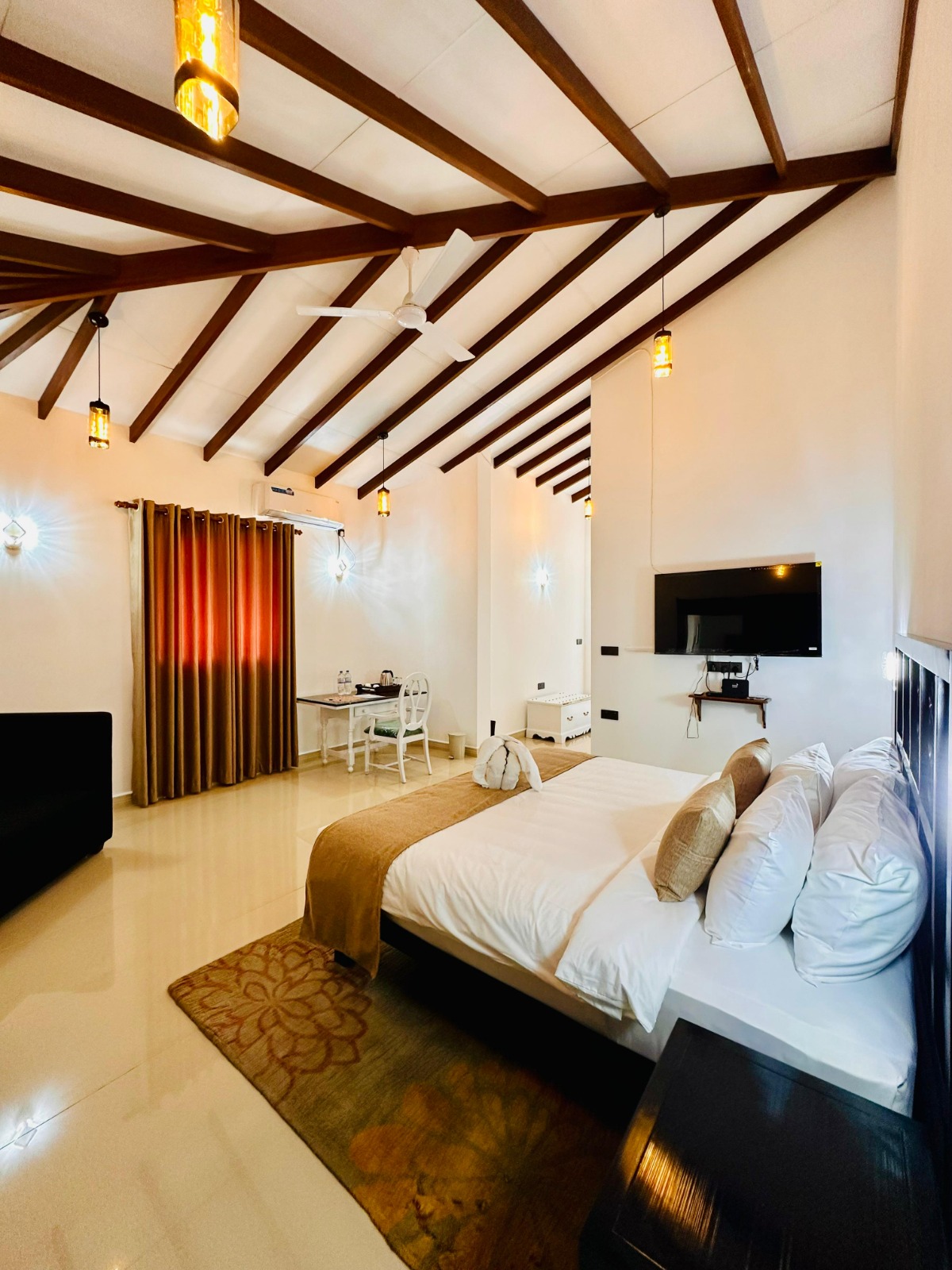King Double Room with timber-beamed ceiling